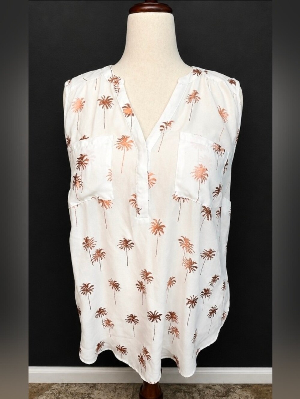 torrid White V-Neck Sleeveless Top with Metallic Palm Print 1X (7743)